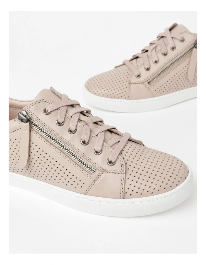 Ziggy Leather Sneaker in Putty